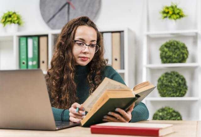 <p>Yeni bir dil öğrenmek, <strong>kişisel gelişim</strong> ve <strong>profesyonel fırsatlar</strong> için harika bir yol olabilir. Ancak, bazı diller, karmaşık <strong>gramer yapıları</strong>, farklı <strong>yazı sistemleri</strong> ve <strong>telaffuz zorlukları</strong> gibi faktörlerle öğrenilmesi güç hale gelir. <strong>Çince</strong>, <strong>Arapça</strong>, <strong>Japonca</strong> ve <strong>Türkçe</strong> gibi diller, karmaşık yazı sistemleri, <strong>tonal yapılar</strong> ve <strong>zengin dil bilgisel kuralları</strong> nedeniyle dünyanın en zor öğrenilen 10 dili arasında yer almaktadır.</p>