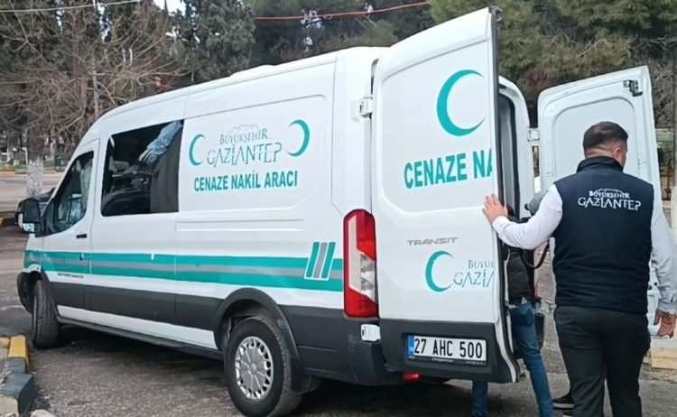 <p>Görüntülerde yaşanan panik ve çevredeki vatandaşların, "Çocuk vuruldu, çocuk kafadan vuruldu, çabuk polisi arayın" söylemleri ise dikkat çekti. Olay sonrası polis ekipleri bölgede geniş güvenlik önlemleri aldı.</p>
