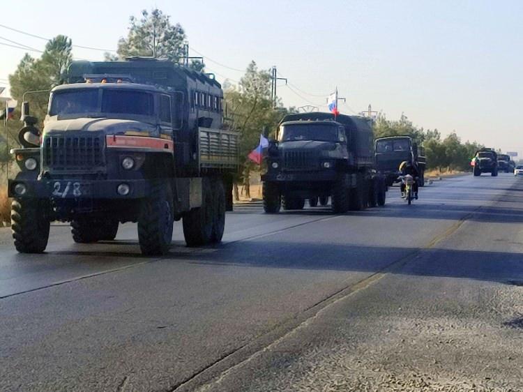 <p>Şam’da hazırlıklarını tamamladıktan sonra Rus askerlerinin bulunduğu onlarca askeri ve zırhlı araç, konvoy halinde şehirden ayrıldı. Başkent Şam’dan çıkan ait araçlar Tartus’ta bulunan üsse hareket ederken, konvoyu gören muhalifler ve Suriyeliller, güzergah üzerinde Rus askerlerine Suriye Milli Ordusu bayrağı açarak ve sloganlar atarak tepki gösterdi.</p>

<p> </p>
