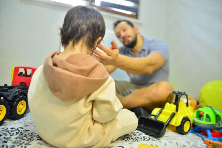 <p>DHA muhabirinin telefonla ulaştığı N.K. ise oğluyla tatile gittiğini ve rahatsız edilmemek için cep telefonunu kapattığını söyledi. Sık sık tatil yaptığını ve eski eşinin de bu durumu bildiğini söyleyen N.K., “Ben 3 gündür İstanbul’dayım. Karardan haberim var ama eski eşim çocuğumuzu almak için beni aramadı” dedi. Bunun üzerine 6 Aralık’ta, polis ve pedolog eşliğinde eski eşinin evine giden Serdar A., oğlu U.L.A.'yı teslim aldı.</p>
<p> </p>
