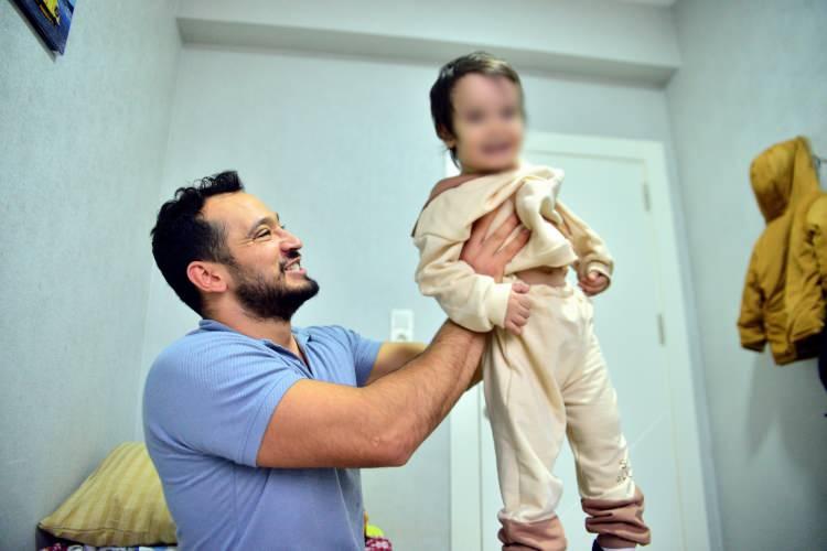 <p>‘YAŞAMIMI OĞLUMA ADAYACAĞIM’</p>
<p>Mahkeme kararının ardından oğlunu almak için gittiği İstanbul’da, eski eşine uzun süre ulaşamadığını ve telefonlarının kapalı olduğunu söyleyen Serdar A., “Oğlumu uzun uğraşlar sonrasında, polis ve pedagog eşliğinde, İstanbul Pendik’te yaşayan eski eşimin adresinden teslim aldım. Çok mutluyum. Onunla alışveriş yapıp, birlikte yemek yedik. Bundan sonra yaşamımı oğluma adayacağım. Kendisiyle ilgili çok güzel gelecek planlarım var” dedi.</p>