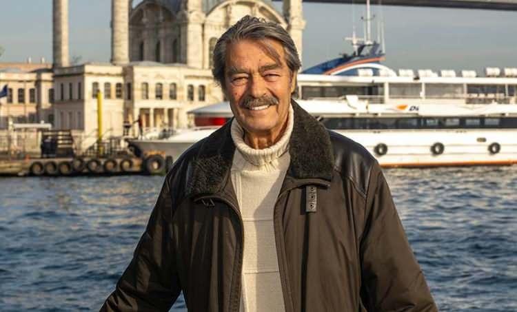 <p> Kadir İnanır'dan aylar sonra ilk fotoğraf geldi. Fotoğrafı Kadir İnanır'ı evinde ziyaret eden film yapımcısı Ali Gündoğdu paylaştı. </p>
<p></p>
