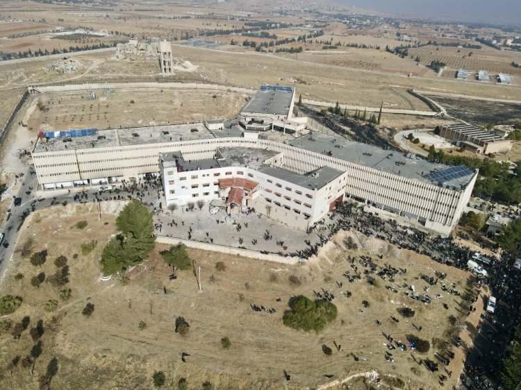 <p>Aşağıdaki fotoğraflarda, Beyaz Bina'ya bitişik küçük bir kanat görülebiliyor.</p>