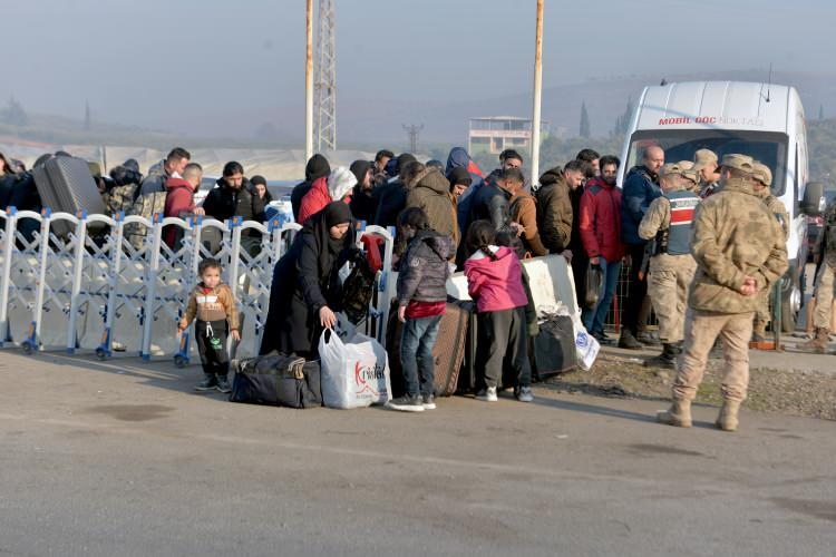 <p>Öte yandan Cumhurbaşkanı Recep Tayyip Erdoğan, geçişlerdeki yoğunluğu azaltmak için Hatay'da Türkiye - Suriye sınırındaki Yayladağı Hudut Kapısı'nın yeniden açıldığını duyurdu.</p>