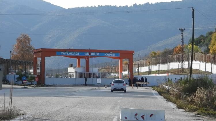 <p>Kabine toplantısının ardından gündeme ilişkin açıklamalarda bulunan Cumhurbaşkanı Recep Tayyip Erdoğan, Suriyelilerin ülkelerine dönüşte yoğunluğun azaltılması için Yayladağı Hudut Kapısı'nın yeniden açıldığını dile getirdi. Cumhurbaşkanı Erdoğan, "Yığılmaları önlemek ve trafiği kolaylaştırmak amacıyla Yayladağı Hudut Kapısı’nı da bugün itibarıyla geçişlere açıyoruz” dedi.</p>
<p> </p>