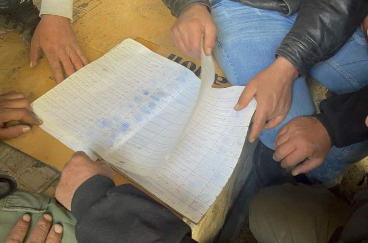 <p>Sivil halk, muhalif askerleri ve kurtarma ekipleri, askeriye tarafından yönetilen Sednaya Hapishanesi'nin hücre bloklarında bırakılan giysi yığınları ve kırmızı iplerle karşılaştı.</p>
<p>Dışişleri Bakanlığı, 2017'de hapishanede her gün 50 kadar kişinin asıldığını söyledi.</p>