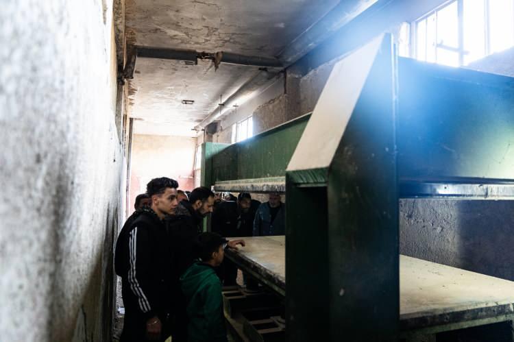 <p>DÖVMESİNDEN TANIDI</p>

<p>Şam'da yaşayan 50 yaşındaki Amira Humusi isimli anne, başkentteki Şam Hastanesi'nde hapishanelerden çıkarıldığı söylenen cesetler arasında oğlunu tespit etti.</p>

<p>Sağlık görevlilerinin kayıp yakınlarını tutmaya çalıştığı sırada "bir saniye" diyen Humusi, <strong><em>"O benim oğlum"</em></strong> diyerek feryat etti.</p>

<p>50 yaşındaki anne, 20 yaşındaki demir işçisi Muhammed Faiz Ebu Şakra'yı göğsündeki bir çift yıldız dövmesinden tanıdı.</p>
