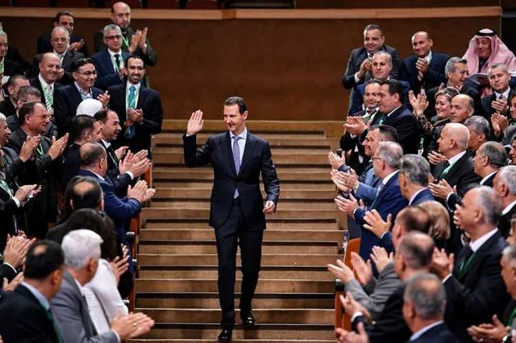 <p>Öte yandan Esed Rusya'ya kaçarken en yakınlarını da geride bırakması da sık sık gündeme geliyor. </p>