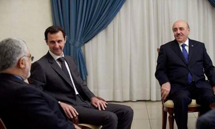 <p>Son olarak Esad'ın sır küpü olarak bilinen rejimin istihbarat sorumlusu Ali Memlük, bir botla Lübnan'a kaçarken görüntülendi.</p>
<p>Sosyal medyada gündem olan görüntülerde, Memlük'ün kadın ve çocuklarla birlikte küçük bir bota bindiği ve Suriye topraklarından uzaklaştığı görülüyor.</p>