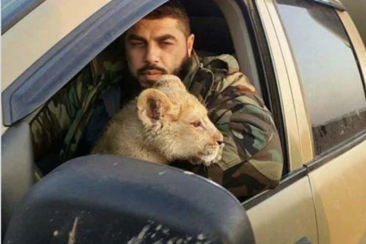 <p>Bölgedeki son bilgilere göre, Telal Al-Dakkak’ın infaz edileceği duyuruldu.</p>

<p>İnfazın Hama’daki Asi Meydanı’nda gerçekleştirilmesi için hazırlıklar sürüyor.</p>
