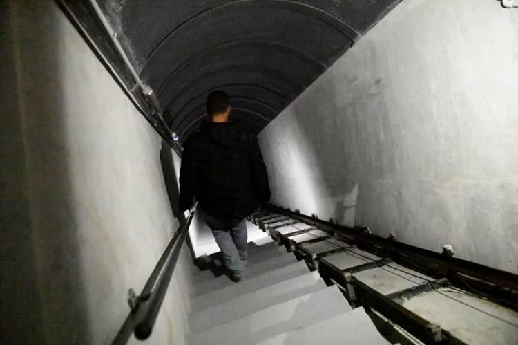 <p>Son günlerde evinin altında çıkan tünelle bir kez daha gündeme gelen Esed'in nerede olduğu bilinmiyor. </p>