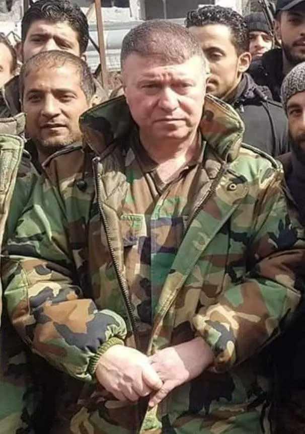<p>Beşar Esad'ın kardeşi Mahir Esad'ın sağ kolu olan General Ali Mahmud ise Şam'daki karargah ofisinde ölü bulundu.</p>
<p>Suriyeli sivillere yönelik işkenceleri yöneten ve binlerce kişinin ölümünden sorumlu tutulan Ali Mahmud'un cesedinin yanında bir adet tabanca da bulundu.</p>