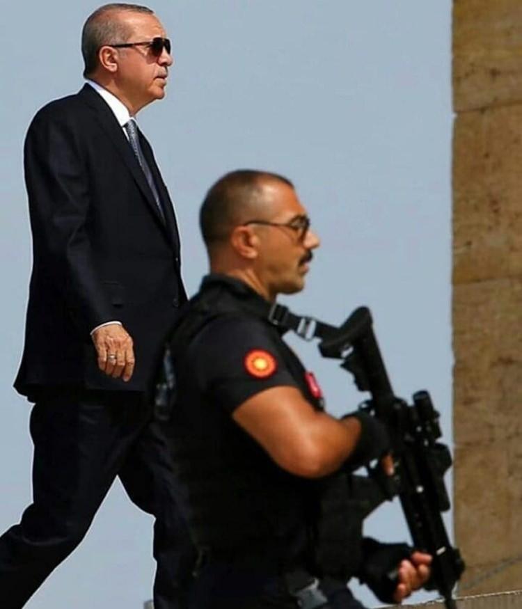 <p><strong>BARRON'S: TÜRKİYE ARTIK DAHA GÜÇLÜ BİR GÖLGESEL GÜÇ</strong></p>
<p>ABD merkezli Barron's, <strong>"Türkiye Esad Sonrası Suriye'deki fırsatlara odaklanıyor"</strong> adlı haberinde, Başkan Erdoğan'ın stratejisinin Türkiye'ye büyük bir başarı sağladığından bahsetti. </p>