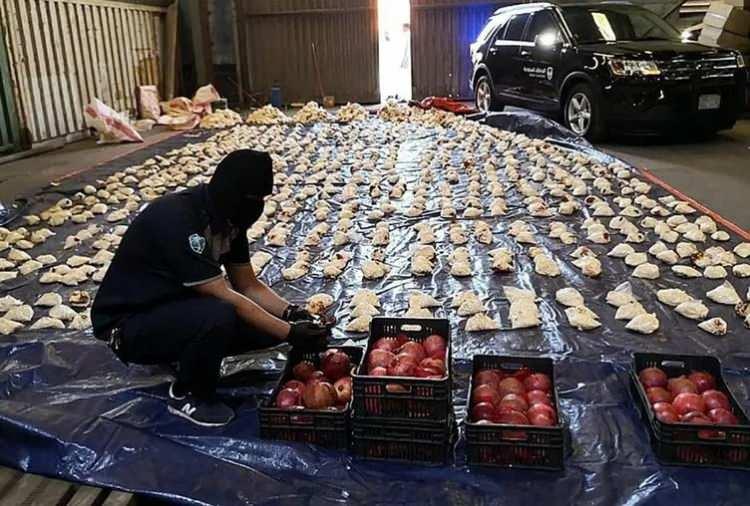 <p>Sosyal medya ve bazı haber kaynaklarında yer alan görüntülerde, Suriye'nin başkenti Şam yakınlarında bulunduğu belirtilen ve Esad'in kardeşi Mahir tarafından komuta edildiği söylenen bir askeri karargah deposunda bağımlılık yapan captagon dolu çok sayıda kutunun bulunduğu iddia edildi.</p>
<p> </p>