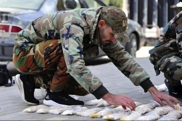 <p>Videoda, deponun zemininde uyuşturucu yapımında kullanılan ekipmanlar ve hap yığınları yer aldı. Görüntüleri kayda alan kişi, söz konusu deponun, "captagon haplarının üretildiği en büyük tesislerden biri" olduğunu söyledi.</p>
<p> </p>
<p> </p>