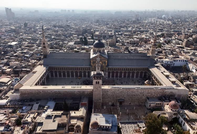 <p>Kıymetli Müminler</p>
<p>Ecdadımıza, Endülüs’ten Balkanlar’a, Kırım’dan Kafkaslar’a, Asya’dan Afrika’ya kadar mazlumlara kol kanat germeyi nasip ettiği gibi torunları olarak bizlere de aynı yolu benimseyip mazlumların duasını almayı lütfeden Cenâb-ı Hakk’a sonsuz hamdüsenalar olsun. Zalimlere karşı hak ve hakikat mücadelesi veren, iyiliğin yeryüzünde hâkim olması için gayret gösteren, bütün insanların onurlu, güvenli ve özgürce yaşamaları için çabalayan kardeşlerimizi muvaffak kılmasını Yüce Rabbimden niyaz ediyorum.</p>