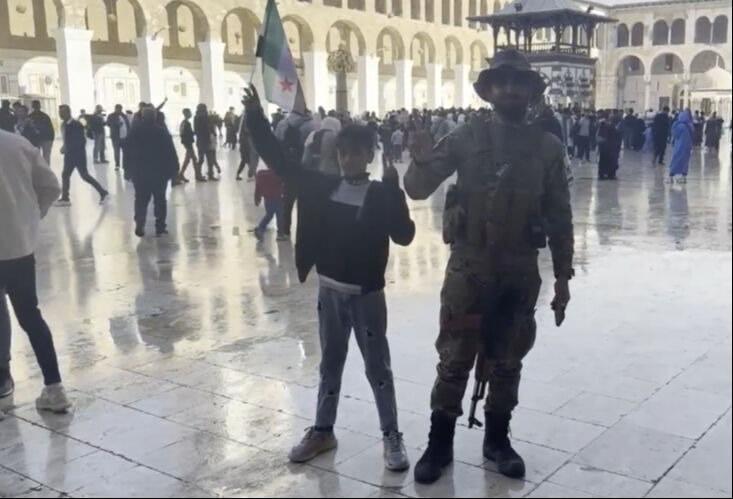 <p>Bunun yanı sıra Suriye'nin başkenti Şam'ın kalbinde bulunan Emevi Camii'nde Esad yönetiminin devrilmesinin ardından ilk cuma namazının heyecanı yaşandı.</p>
