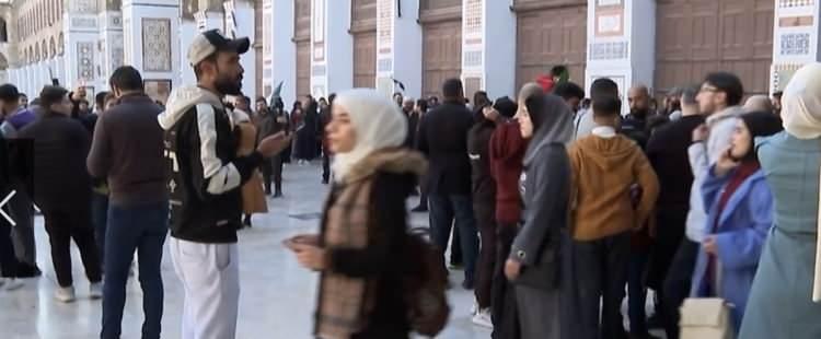 <p>Emevi Camii'nde bugün kılınan cuma namazında hutbeyi ise İstanbul'da Suriye İslam Konseyi'ni kurarak Suriye muhalefetine dini liderlik eden ve Suriye Büyük Müftüsü olarak seçilen Usame el-Rıfai okudu. </p>

<p> </p>
