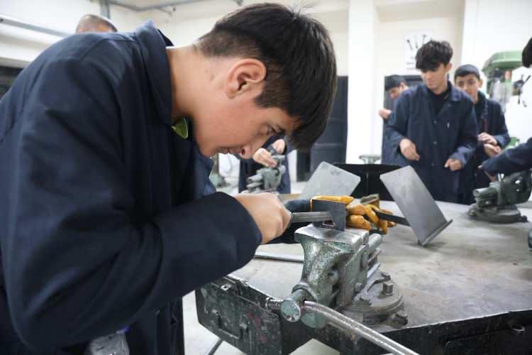 <p><strong>Elazığ Mesleki ve Teknik Anadolu Lisesi</strong>, öğrencilerine verdiği kaliteli mesleki eğitimin yanında üretimi ve yüksek ciroları ile fabrikaları aratmıyor.</p>
