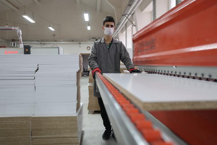 <p>Okulda öğrencilerin çalıştığını aktaran Türkmen,<strong> "Özellikle ders saatleri dışında hafta sonları ve akşamları öğrencilerimiz çalışıyor. Öğrencilerimiz hem eğitim-öğretim görüyor hem de burada belli bir kazanç sağlıyorlar. Buda aile bütçelerine büyük bir destek oluyor. Yaptığımız işlerin her işin işçiliğinin en az yüzde 30'unu öğrenciye vermek zorundayız. Buda öğrencilerimize iyi bir katkı sağlıyor. Bu çalışmalardan dolayı da okulumuza gerçekten öğrenci talebi fazla. Kayıt sırasında çok talep oluyor ve seçerek alıyoruz. Burası bir fabrika gibi. Daha önceki yıllara nazaran baktığımız zaman okulumuzdaki alet ve makineler piyasada yoktu. Ama malum biliyorsunuz ki teknoloji çok hızlı bir şekilde gelişiyor, buna ayak uydurmakta sıkıntı çekiyoruz. Ama buna rağmen bakanlığımızın desteği ile ve bizim okulumuzun yönetmeliğinin yapmış olduğu Avrupa birliği projeleriyle okulumuza makine desteği sağlamış durumdayız."</strong> diye konuştu.</p>
