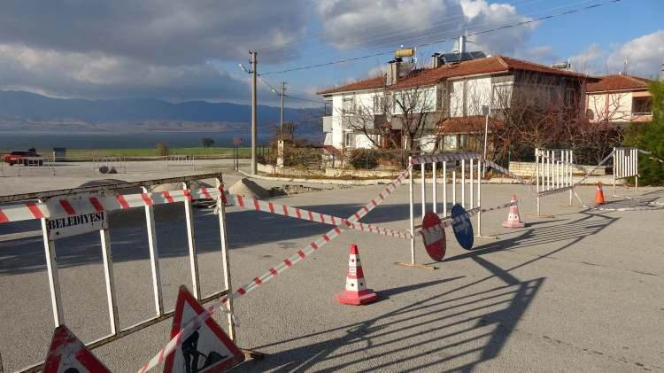 <p>Eski dere yatağı üzerinde bulunan asfalt yolda bir anda göçük oluştu. </p>