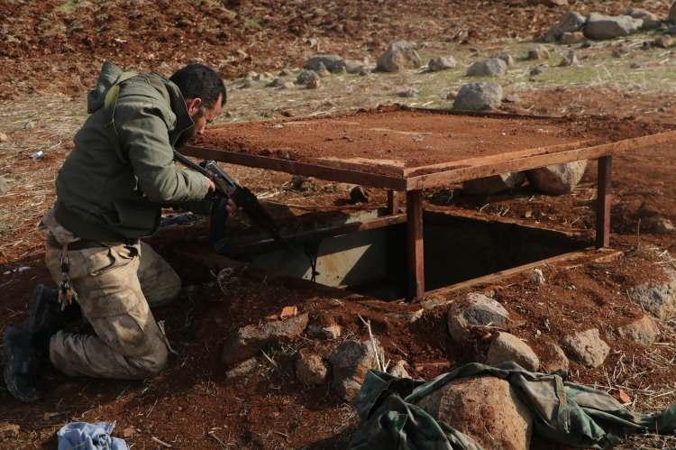 <p>Tel Rıfat'taki SMO askeri Ebu Ahmed, ”Neredeyse iki saat yürüdük. Tünel çok uzun, hala devam ediyoruz. Amcamın avlusunun altından geçiyor, bir tarlada üzeri kapalı halde. Sanki bir yer altı şehrini ziyaret etmişsiniz gibi” ifadelerini kullandı.</p>
