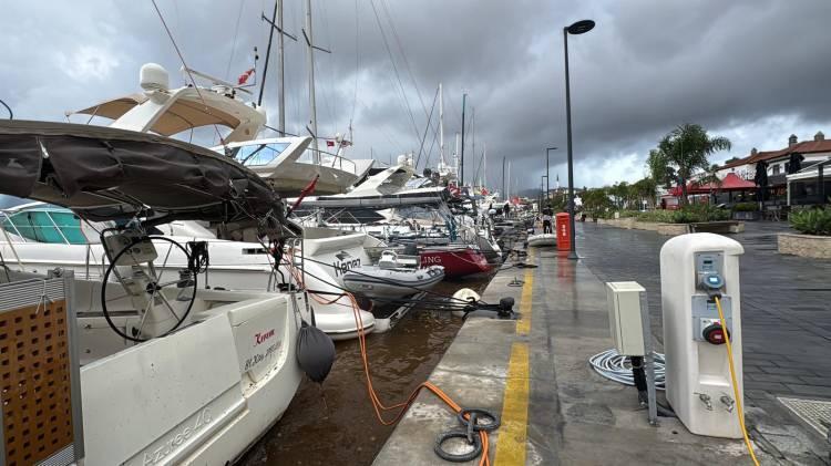 <p>Meteoroloji'den edinilen bilgiye göre; sağanak yağışın etkili olduğu Marmaris'te son 24 saatte metrekareye 155 kilogram yağış düştü.</p>
