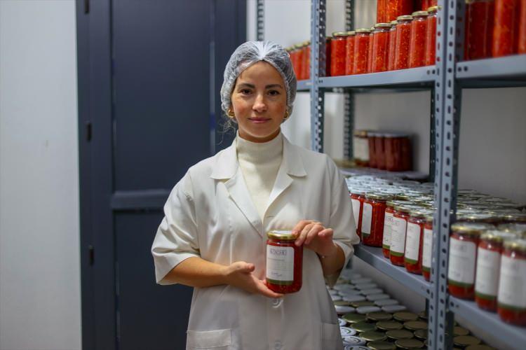 <p>İşletmesinde mahalledeki 3 kadını istihdam eden Sezgin, konserve sezonunda çalışan sayısını 10'a kadar çıkartıyor. Sezgin, ürünlerini sosyal medya hesabı ve internet sitesi üzerinden farklı şehirlere gönderiyor.</p>