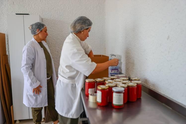 <p>İzmir'de doğup büyüyen 36 yaşındaki Yasemin Sezgin, üniversitede lojistik yönetimi öğrenimi gördükten sonra kentte deniz lojistiği firmalarında 5 yıl kadar çalıştı.</p>