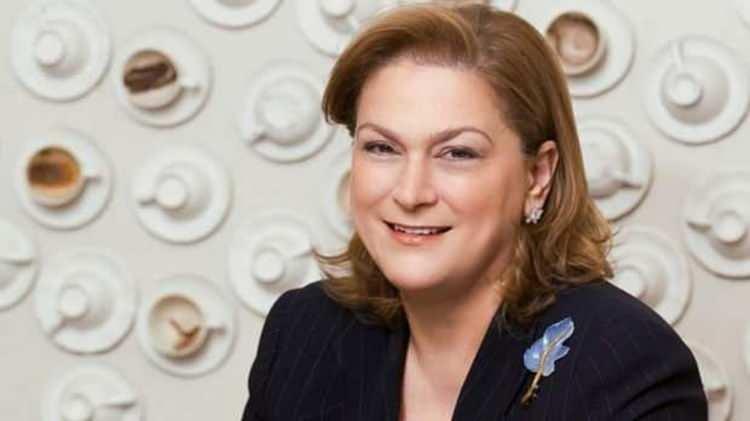 <p> Sabancı Holding'i yöneten ilk kadın olan Güler Sabancı ile ilgili olarak Forbes şu ifadelere yer verdi:</p>
<p><em><strong>"Avrupa Sanayi Yuvarlak Masası'nın (ERT) ilk kadın üyesidir ve aynı zamanda MIT Enerji Girişimi'nin Dış Danışma Kurulu'nda yer almaktadır."</strong></em></p>