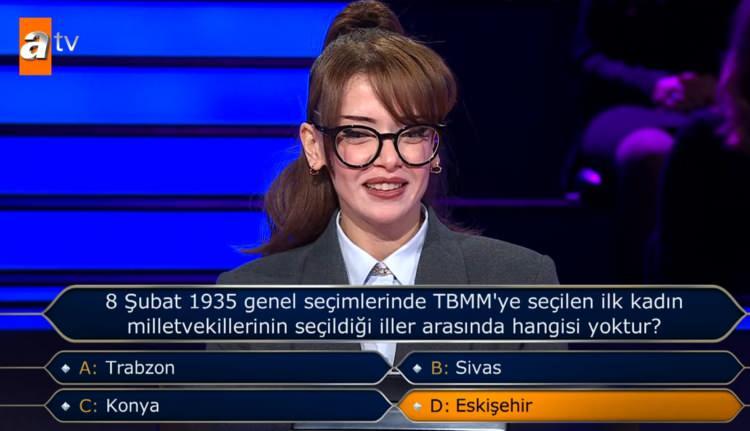 <p><span style="color:#000000"><strong>Doğru cevap olan "D- Eskişehir" cevabını tahmin ettiği halde yarışmadan çekilme kararı aldı.</strong></span></p>