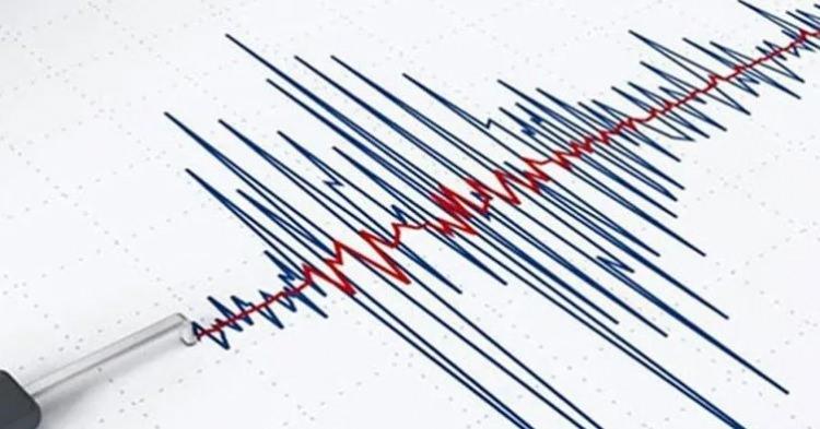 <p>Ortalama 7.5 büyüklüğünde deprem olma olasılığı çok fazla. Bu revize edildiği rakamla yüzde 47. Yani, 99’dan bu yana her an olmak kaydıyla deprem olma olasılığı yüzde 47. Önce yüzde 64’tü zamanla revize edildi. Şimdi dolasıyla bu yüksek bir olasılık, yazı turayı bile yüzde 50 ile atıyorsunuz. Şimdi bu depremin olacağı yer kesin. Özellikle batısında deprem var 1912; 99 depremi Kocaeli depremi var.</p>