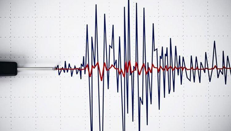 <p>İkisinin ortası Marmara Denizi boş. En son deprem 1766 yılında; o fay da her 250 senede bir deprem üretiyor. Artı-eksi 10 ila 15 sene var. Yani bu günlerde deprem olma olasılığı fazla. Doğrultulu atımlı bir fayın bir yerinde deprem olursa öbür tarafında da deprem olursa sismik boşluk olur ki muhakkak kırılmak zorunda. Yani KAF’ın kuzey kolu Marmara içinde kırılmak zorunda. Çünkü Doğu ve Batı’da kırılmış, ortası sismik boşluk yani kırılacak demektir.</p>