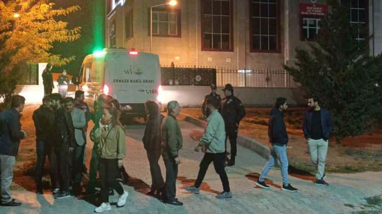 <p>Rojin Kabaiş'in cenazesi, Adli Tıp Kurumu'nda yaklaşık 7 saat süren otopsi işlemlerinin ardından ailesine teslim edildikten sonra memleketi Diyarbakır'ın Bağlar ilçesindeki Yeniköy Asri Mezarlığı'nda defnedildi.</p>