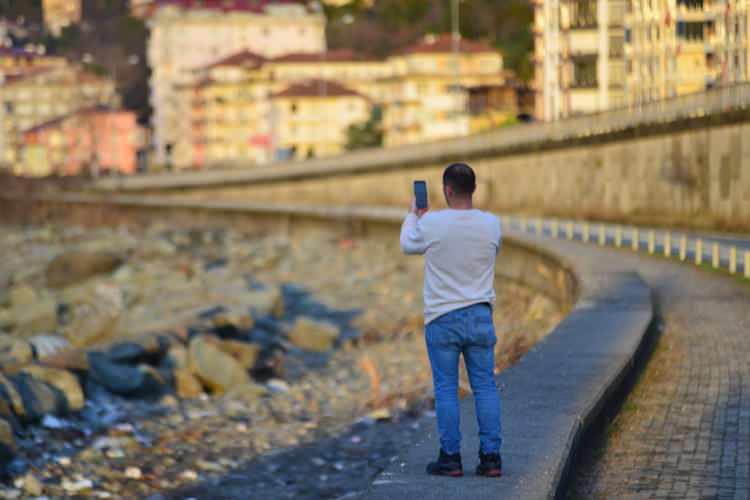 <p>Bu kişilerden Murat Demir, "Ukrayna'dan mı Rusya'dan mı geldi bilmiyorum ama bombaya benzer bir şey. Daha önce böyle bir şey görmedim, patlamamış mayın gibi duruyor. Merak ettim geldim. Ben de videosunu çekerim. Hemen videomuzu çekip buradan gidelim" dedi. </p>
