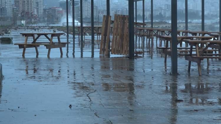 <p>Yer yer sahillere vuran dalgalar kıyıyı aşarak Karadeniz Sahil Yolu’na ulaşırken, sürücüler zor anlar yaşadı.</p>
