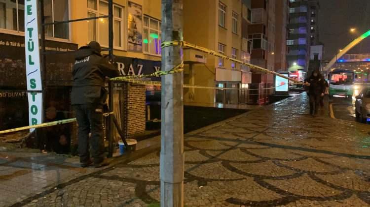 <p>Öte yandan, fırtına nedeniyle sahile yakın olan Menderes Bulvarı üzerindeki 2 bloktan oluşan 8 katlı Kordon Apartmanı'nın dış sıvaları düştü.</p>
