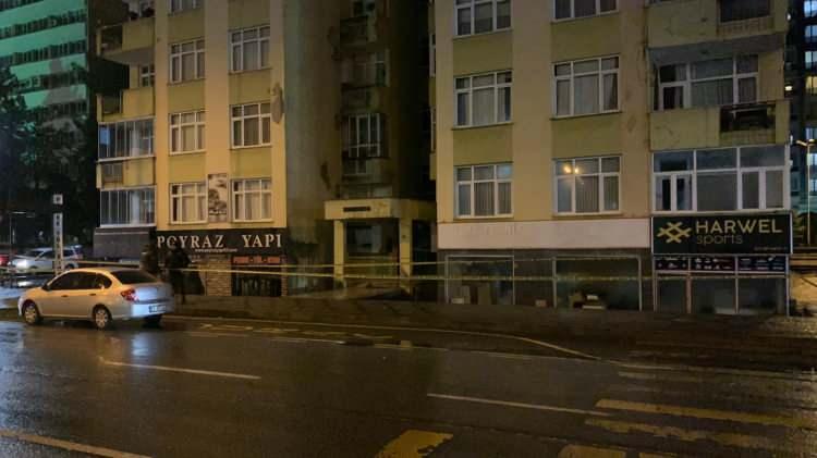 <p>İhbar üzerine adrese gelen ekipler tarafından çevresine güvenlik şeridi çekilen apartman, tedbir amaçlı tahliye edildi.</p>
