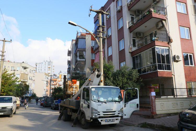 <p>Edinilen bilgiye göre, sokak üzerinde bulunan bir apartman sakini bahçede bulunan ve elektrik tellerine temas eden ağacın dallarını kesmeye başladı.</p>
