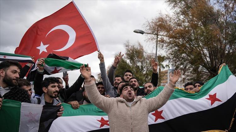 <p>Suriye'de Beşşar Esed rejiminin kontrolü kaybettiği başkent Şam'ın merkezine rejim karşıtı güçler girdi. Başkent Şam'daki Suriyeliler kutlama yaptı.</p>