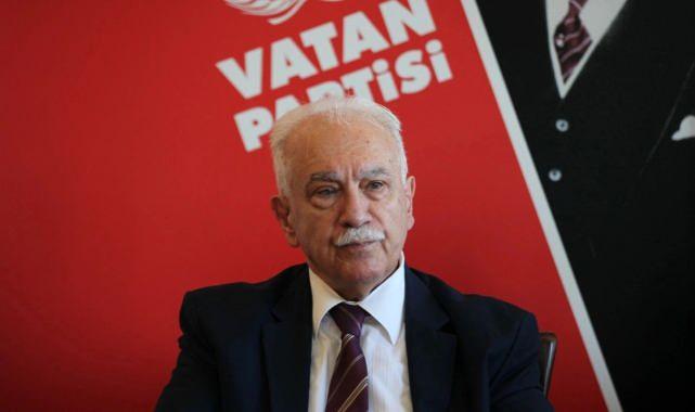 <p>Esed'e övgüler dizen Perinçek, muhalifler içinse akıl almaz ifadelerle eleştirilerde bulundu.<br />
<br />
Esed'e övgülerde bulunan Perinçek, İran televizyonuna verdiği röportajda rejimi <strong>"insanlığın ön cephesi"</strong> olarak nitelendirdi.</p>
