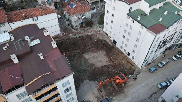 <p>Olayda 60 daire bulunan binanın giriş ve çıkışları, apartmanın altındaki dükkandan sağlanmaya başlandı. </p>
