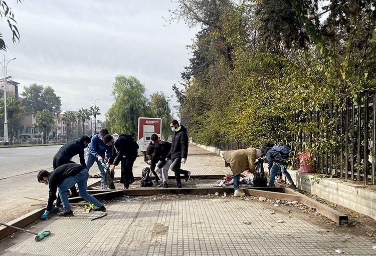 <p>Şam'da gönüllü gençler ise başta Mezze olmak üzere çeşitli mahallelerde bir araya geldi.</p>
<p>Gençler, devrilen Beşşar Esed rejimi döneminde bakımsız kalan mahallelerin temizliği için harekete geçti.</p>
<p>Belediye hizmetlerinin henüz başlamadığı Şam'da, sokakların temizliğini üstlenen gönüllüler, çevredeki çöpleri topladı, sokakları süpürdü.</p>