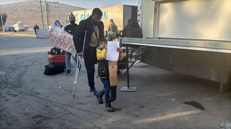 <p>Suriye`de 61 yıllık Baas rejiminin devrilmesi sonrasında &uuml;lkelerine d&ouml;nmek &uuml;zere Hatay`daki Cilveg&ouml;z&uuml; Sınır Kapısı`nda yoğunluk oluşturan Suriyelilerin ge&ccedil;işleri devam ediyor.</p>

<p>&nbsp;</p>
