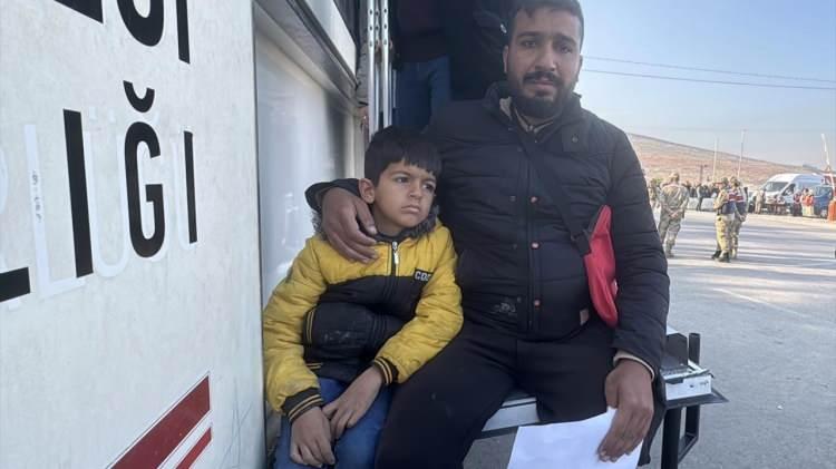 <p>Boyu kadar protezi taşıyarak babasıyla sınırı ge&ccedil;en &Ouml;mer, hi&ccedil; gitmediği &uuml;lkesini g&ouml;r&uuml;p memleketi Hama`da da kendilerini bekleyen halasına kavuşacak.</p>

<p>&nbsp;</p>
