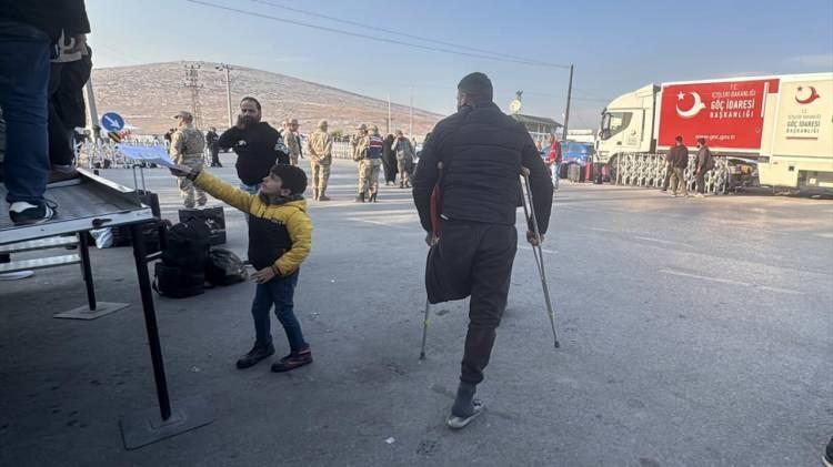 <p><strong>'T&Uuml;RK KOMŞULARIMIZDAN AYRILINCA &Ccedil;OK &Uuml;Z&Uuml;LD&Uuml;K'</strong></p>

<p>Koltuk değnekleriyle ilerleyen baba Muhammed Talha, eşiyle geldiği T&uuml;rkiye`den 11 yıl sonra eşi, bir &ccedil;ocuğu ve bir bacağı olmadan &uuml;lkesine d&ouml;nd&uuml;ğ&uuml;n&uuml; s&ouml;yledi.</p>
