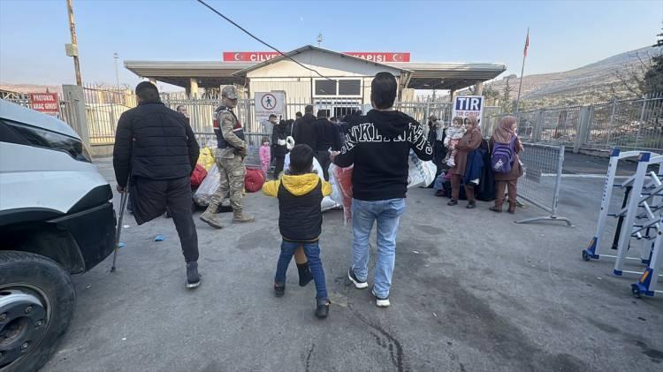 <p>Talha, eşinin ve oğlunun mezarının Antakya`da olduğunu, onların kabrini ziyaret edebilmesi i&ccedil;in T&uuml;rkiye`ye zaman zaman d&ouml;nmek istediğini anlattı.</p>
