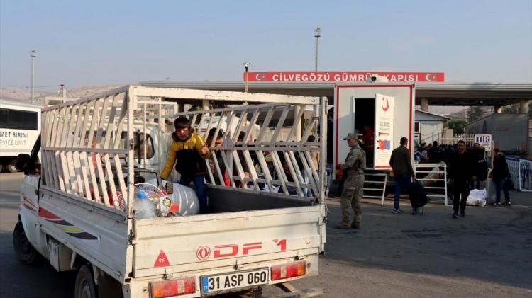 <p>Oğlu ile &uuml;lkesinde yeniden bir hayat kuracağını belirten Talha, "Oğlum annesini, kardeşini, anneannesini ve dedesini kaybetti. Onunla birlikte yeni bir hayat kuracağız, kız kardeşim bizi bekliyor, oğluma o da bakacak" diye konuştu.</p>
