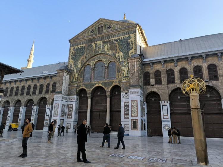 <p>Hazreti İsa'nın yeryüzüne tekrar ineceği noktanın Emevi Camii minaresi olduğunu söyleyen Tarihçi Bilgi, <strong><em>"Minarelerden bir tanesine Hazreti İsa'nın tekrar ineceği ve oradan bir dirilişe vesile olacağı kabul görmüştür. O minare kutsanıyor. Hazreti İsa'nın Kur'an-ı Kerim'de de geçen yönüyle göğe kaldırıldığı ve kıyamete yakın bir dönemde tekrar yeryüzüne ineceği; o dönemki Eski Ahit'e, Tevrat'a, İncil'e, bunların özü de İslam inananları, bugünkü Müslümanları bir araya toplayıp kurtuluşa vesile olacağına inanılır. İşte o kurtuluşa vesile olmasının, o tohumun düşeceği yer ve yeryüzünde yeniden dirileceği nokta Şam olarak kabul ediliyor. Şam eski bir şehir olduğu için şehir kültürünün, tarihinin kadim olması nedeniyle gerçekleşmesi uygun olarak görülebiliyor. Bu olabilirse kadim şehir olan Şam Emevi Camii'nde olabilir deniliyor. Hazreti İsa'nın o coğrafya da bulunması ve orayı uyarması hasebiyle tekrar o coğrafyaya inip, oradan yeniden bir dirilişi halkı Hak yolunda toplayarak gerçekleştireceğine inananlar mevcut. Halk arasında çok bilinen bir olay olarak anlatılıyor”</em></strong> diye konuştu.</p>