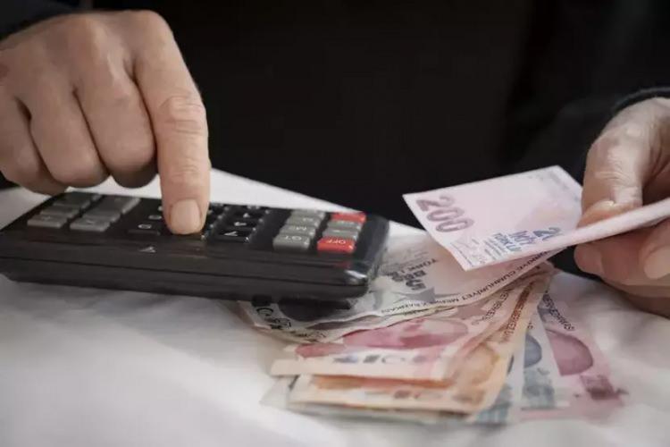 <p><strong>Staj sigortası: </strong>Eğitim dönemindeki stajlar, belirli şartlarda emeklilik primlerine dahil edilebiliyor.</p>
